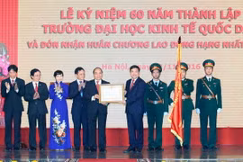 Thủ tướng Nguyễn Xuân Phúc trao tặng Huân chương Lao động hạng Nhất của Chủ tịch nước cho Trường Đại học Kinh tế Quốc dân. (Ảnh: Thống Nhất/TTXVN)