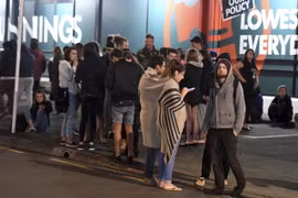 Người dân tại Wellington, New Zealand sơ tán ra bên ngoài các tòa nhà trong trận động đất. (Nguồn: AP/TTXVN)
