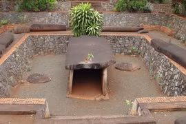 Di tích mộ cự thạch Hàng Gòn. (Ảnh: Sỹ Tuyên/Vietnam+)