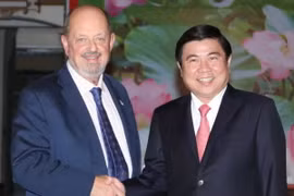 Chủ tịch Ủy ban Nhân dân TP. ​HCM Nguyễn Thành Phong tiếp ông Denny Doyle, Thị trưởng Thành phố Beaverton, bang Oregon. (Ảnh: Thanh Vũ/TTXVN)