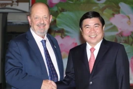 Chủ tịch Ủy ban Nhân dân TP. ​HCM Nguyễn Thành Phong tiếp ông Denny Doyle, Thị trưởng Thành phố Beaverton, bang Oregon. (Ảnh: Thanh Vũ/TTXVN)