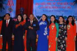 Chủ tịch Quốc hội Nguyễn Thị Kim Ngân chụp ảnh chung với các đại biểu tại Đại hội. (Ảnh: Phạm Văn Trí/TTXVN)