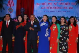 Chủ tịch Quốc hội Nguyễn Thị Kim Ngân chụp ảnh chung với các đại biểu tại Đại hội. (Ảnh: Phạm Văn Trí/TTXVN)