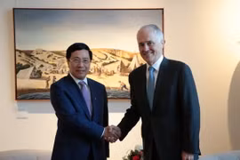 Phó Thủ tướng Phạm Bình Minh và Ngoại trưởng Australia Julie Bishop tại lễ ký kết Chương trình hành động giai đoạn 2016-2019. (Ảnh: Khánh Linh/TTXVN)