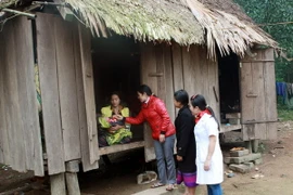 Chăm sóc sức khỏe cho đồng bào vùng dân tộc thiểu số. (Ảnh: Dương Ngọc/TTXVN)