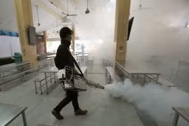 Phun thuốc diệt muỗi nhằm ngăn chặn sự lây lan của virus Zika tại Bangkok, Thái Lan. (Nguồn: EPA/TTXVN)
