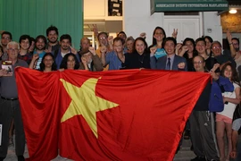 Bạn bè Argentina tham dự hoạt động quảng bá hình ảnh đất nước, con người Việt Nam tại thành phố Mar del Plata. (Ảnh: Diệu Hương/Vietnam+)