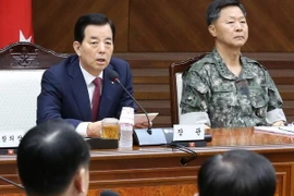 Bộ trưởng Quốc phòng Hàn Quốc Han Min-koo (trái, phía xa) chủ trì phiên họp với các tư lệnh quân đội ở Seoul. (Nguồn: EPA/TTXVN)