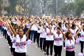 Học sinh, sinh viên nhảy Flashmob hưởng ứng lễ phát động Tháng hành động vì bình đẳng giới và phòng, chống bạo lực trên cơ sở giới năm 2016. (Ảnh: Minh Quyết/TTXVN)