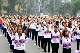 Học sinh, sinh viên nhảy Flashmob hưởng ứng lễ phát động Tháng hành động vì bình đẳng giới và phòng, chống bạo lực trên cơ sở giới năm 2016. (Ảnh: Minh Quyết/TTXVN)