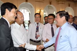 Chủ tịch UBND TP.Hồ Chí Minh Nguyễn Thành Phong gặp gỡ kiều bào Việt Nam. (Ảnh: Thanh Vũ/TTXVN)