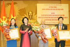 Chủ tịch Quốc hội Nguyễn Thị Kim Ngân trao Huân chương Độc lập hạng Nhất cho các đại biểu. (Ảnh: Trọng Đức/TTXVN)