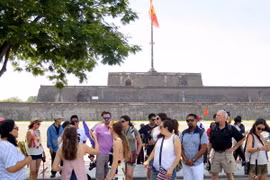 Khách tham quan hệ thống di tích Đại Nội, Huế trong tour du lịch "Huế, một điểm đến 5 di sản." (Ảnh: Quốc Việt/TTXVN)