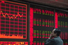 Nhà đầu tư theo dõi các chỉ số chứng khoán tại thủ đô Bắc Kinh, Trung Quốc. (Nguồn: AFP/TTXVN)