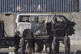 Lực lượng an ninh Afghanistan chuyển chiếc xe bị phá hủy sau vụ đánh bom ở Kabul. (Nguồn: AP/TTXVN)