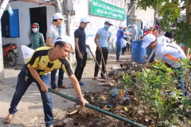 Công nhân, người lao động tham gia dọn dẹp vệ sinh môi trường tại khu trọ. (Ảnh: Xuân Dự/TTXVN)