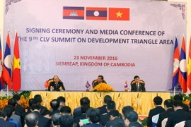 Thủ tướng Nguyễn Xuân Phúc, Thủ tướng Campuchia Samdech Hun Sen và Thủ tướng Lào Thongloun Sisoulith gặp gỡ báo chí sau khi kết thúc Hội nghị Cấp cao CLV9. (Ảnh:Thống Nhất/TTXVN)