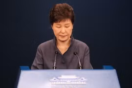Tổng thống Park Geun-hye xin lỗi vì khiến công chúng lo ngại về vụ việc trên trong cuộc họp báo ở văn phòng tổng thống tại thủ đô Seoul. (Nguồn: Yonhap/TTXVN)