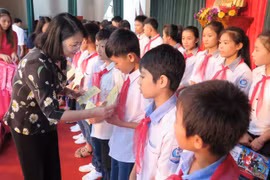 Phó Chủ tịch nước Đặng Thị Ngọc Thịnh trao 200 suất học bổng cho học sinh trên địa bàn huyện Hương Khê. (Ảnh: Phan Quân/TTXVN)
