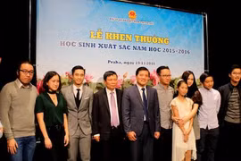 Đại sứ Trương Mạnh Sơn (đứng giữa) cùng với một số gương mặt trẻ tiêu biểu. (Ảnh: Trần Quang Vinh/Vietnam+)