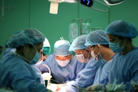 Các bác sỹ Bệnh viện Đại học y dược Thành phố Hồ Chí Minh thực hiện ca ghép gan với sự hỗ trợ của các chuyên gia đến từ bệnh viện ASAN. (Ảnh: TTXVN phát)