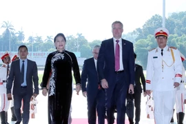 Chủ tịch Quốc hội Nguyễn Thị Kim Ngân đón Chủ tịch Hạ viện Australia Tony Smith. (Ảnh: Trọng Đức/TTXVN)