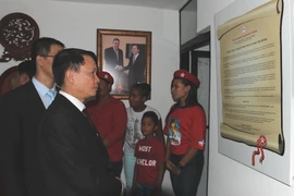 Đồng chí Nguyễn Đức Lợi thăm cơ sở Đảng bộ mang tên Hồ Chí Minh của MIU. (Ảnh Lê Hà/TTXVN)