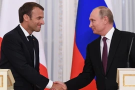 Tổng thống Nga Vladimir Putin (phải) và người đồng cấp Pháp Emmanuel Macron tại cuộc gặp ở Saint Petersburg, Nga ngày 24/5. (Nguồn: AFP/TTXVN)