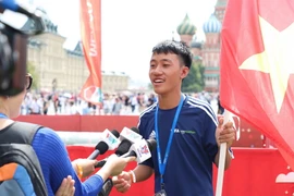 Em Hà Danh Dự, thành viên đoàn bóng đá cộng đồng Việt Nam tham dự Festival Bóng đá Hy vọng trả lời phỏng vấn giới truyền thông. (Ảnh: Phạm Văn Thắng/TTXVN)