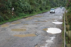 Mặt đường đèo Mimosa bị xuống cấp nghiêm trọng. (Ảnh: Nguyễn Dũng/TTXVN)