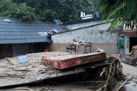 Nhiều ngôi nhà ở xã Sơn Lương, huyện Văn Chấn bị ảnh hưởng do lũ. (Ảnh Tuấn Anh/TTXVN)