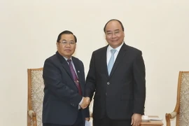 Thủ tướng Nguyễn Xuân Phúc tiếp Thượng tướng Sengnouane Sayalat, Bí thư Trung ương Đảng, Phó Chủ tịch Quốc hội Cộng hòa Dân chủ Nhân dân Lào. (Ảnh: Thống Nhất/TTXVN)