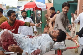 Chuyển nạn nhân bị thương trong vụ đánh bom tới bệnh viện ở Quetta ngày 13/7. Ảnh: (Nguồn: AFP/TTXVN)