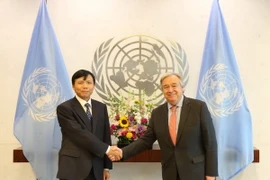 Đại sứ Đặng Đình Quý và Tổng thư ký Liên hợp quốc Antonio Guterres. (Ảnh: Hoài Thanh/Vietnam+)