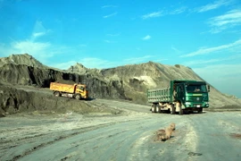 Các phương tiện tham gia san lấp, giảm độ cao của núi chất thải tại nhà máy DAP Đình Vũ năm 2016. (Ảnh: Lâm Khánh/TTXVN)