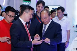Thủ tướng Nguyễn Xuân Phúc tham quan Triển lãm quốc tế về Công nghiệp 4.0. (Ảnh: Dương Giang/TTXVN)