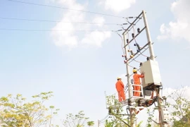 Công nhân EVN HANOI kiểm tra vận hành trạm biến áp. (Ảnh: Mạnh Khánh/TTXVN)