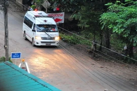 Xe cứu thương chở các thành viên đội bóng sau khi họ được đưa ra khỏi hang. (Ảnh: THX/TTXVN)