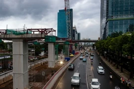 Công trình xây dựng dự án đường sắt nhẹ ở Jarkata, Indonesia. (Nguồn: AFP/TTXVN)