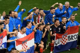Các cầu thủ Croatia mừng chiến thắng sau khi đánh bại đội tuyển Anh, giành quyền vào vòng chung kết World Cup 2018. (Ảnh: AFP/TTXVN)