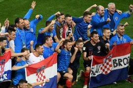 Các cầu thủ Croatia mừng chiến thắng sau khi đánh bại đội tuyển Anh, giành quyền vào vòng chung kết World Cup 2018. (Ảnh: AFP/TTXVN)