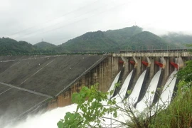 Nhà máy thủy điện Hòa Bình mở 8 cửa xả đáy. (Ảnh: Vũ Thị Hà/TTXVN)