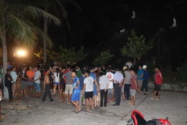 Đêm tối khiến công tác tìm kiếm cứu nạn gặp nhiều khó khăn. (Ảnh: Quốc Dũng/TTXVN)