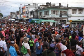 Người nhập cư Trung Mỹ muốn vào Mỹ bị mắc kẹt tại Matias Romero, bang Oaxaca, Mexico, ngày 3/4. (Nguồn: AFP/ TTXVN)