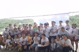 Đội bóng nam Đại học quốc gia Chungbuk đoạt cúp. (Nguồn: Vietnam+)