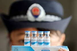 Cảnh sát kiểm tra vắcxin tại một cơ sở ở Rongan, Trung Quốc ngày 23/7. (Nguồn: EPA/TTXVN)