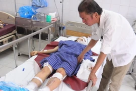 Y bác sỹ Bệnh viện Đa khoa tỉnh Lạng Sơn đang sơ cấp cứu cho nạn nhân vụ tai nạn. (Ảnh: Ngọc Tùng/TTXVN)