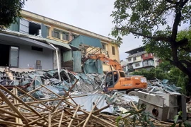 Phương tiện cơ giới tham gia cưỡng chế vi phạm trật tự xây dựng tại dự án mương cống hóa Phan Kế Bính. (Ảnh: Mạnh Khánh/TTXVN)