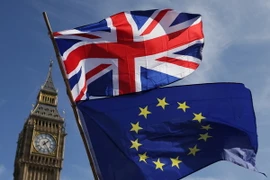 Cờ Anh và cờ của EU. (Ảnh: AFP/TTXVN)