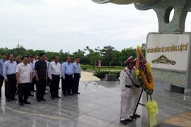 Phó Thủ tướng Thường trực Chính phủ Trương Hòa Bình đến dâng hương, dâng hoa tưởng niệm các Anh hùng, liệt sỹ tại Nghĩa trang liệt sỹ tỉnh Quảng Nam ở thành phố Tam Kỳ. (Ảnh: Đỗ Trưởng/TTXVN)